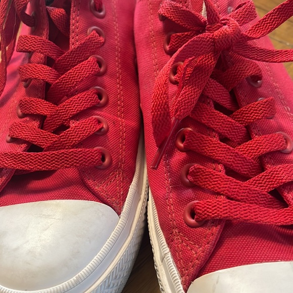 CHUCK TAYLOR MEN’S RED CONVERSE - Picture 5 of 7